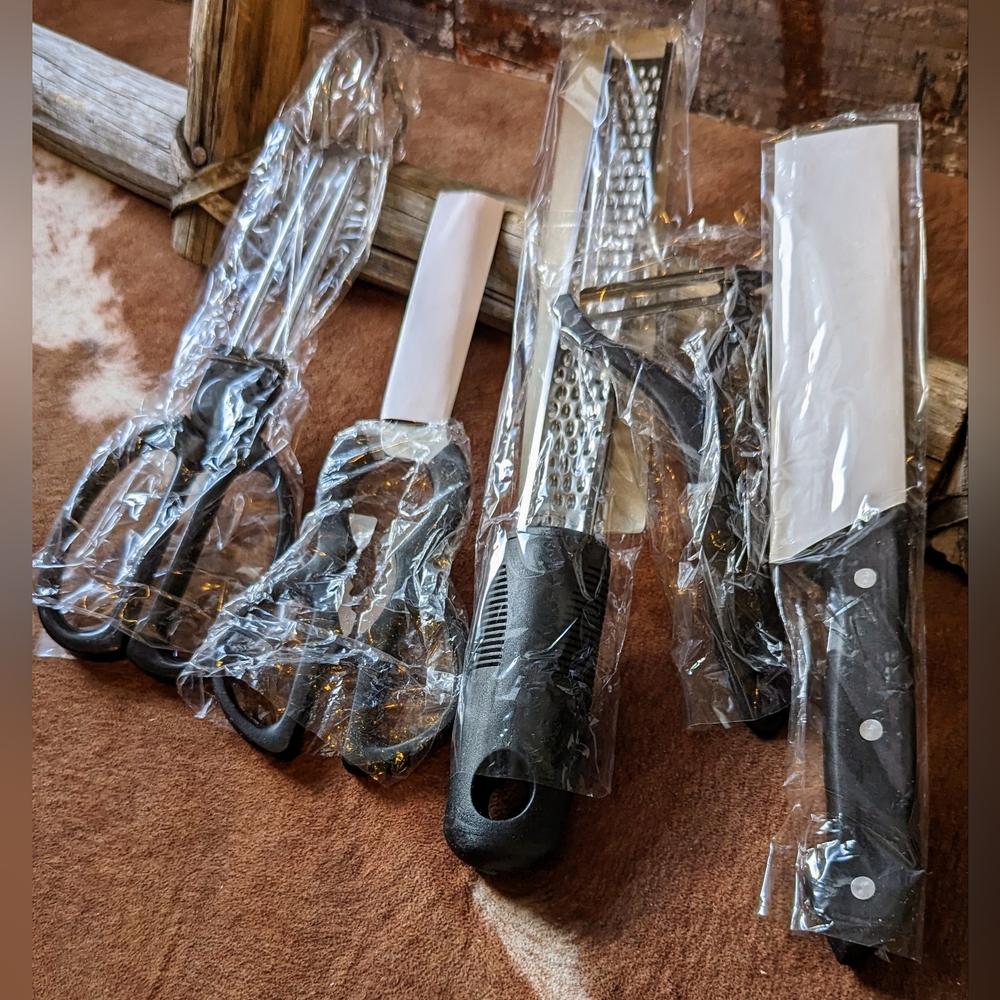 New in Original Package Gold Coast Kitchen 5 Piece Set